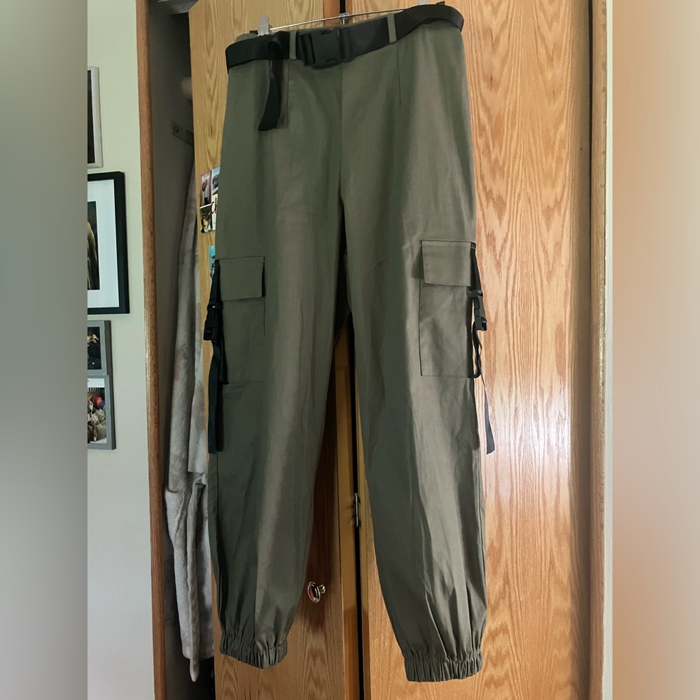 NWT $68 HYFVE olive green cargo joggers with buckle strap belt and pockets Sz M